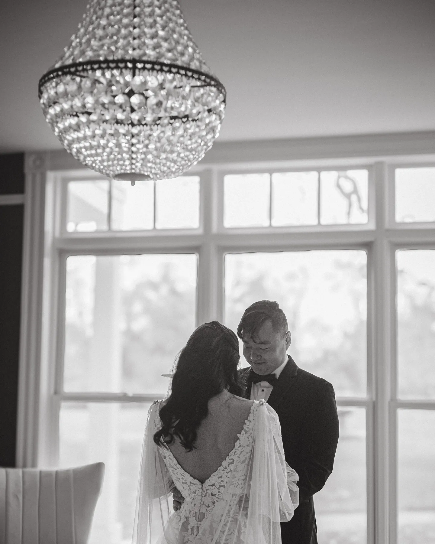 A couple during their first look